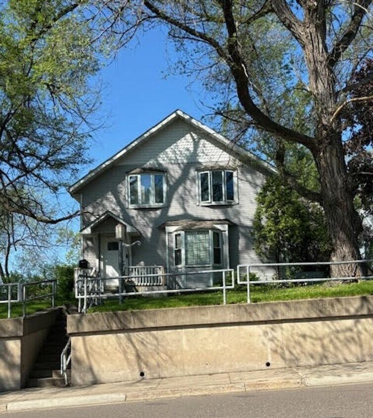 Primary Photo - 4 bedroom 2 bath house in SE St Cloud
