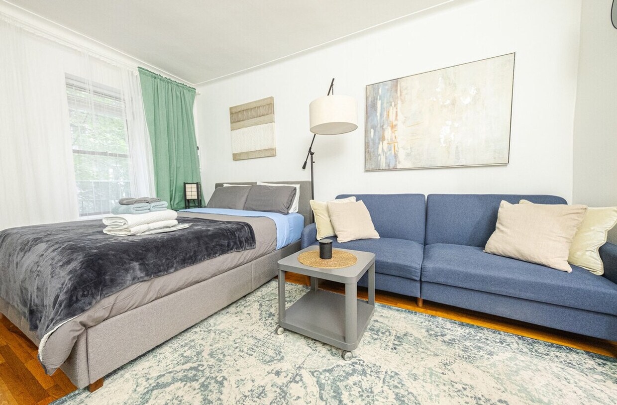 Foto principal - 328 E 74th St