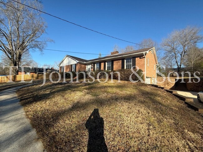 Building Photo - Spacious 4BR Home with Finished Basement, Screened Porch & Garage in Winston-Salem