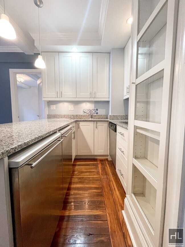 Building Photo - Spacious 1 bed 1 Bath Tudor City Pl