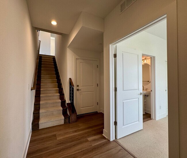 Building Photo - 706 Saddle Dr