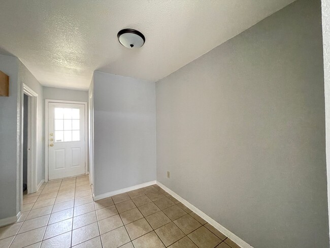 Building Photo - 4006 Madison Dr