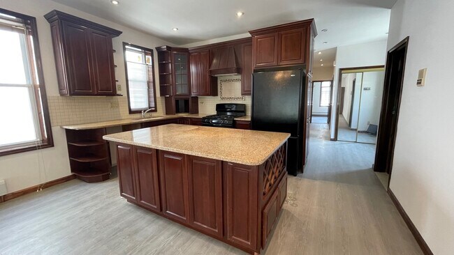 Kitchen - 1671 W 4th St