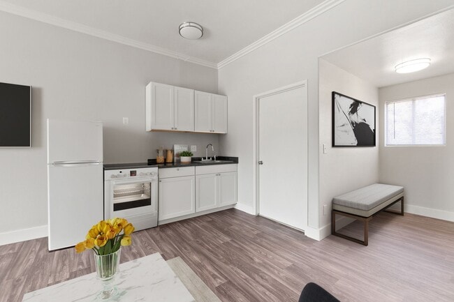 Interior Photo - Bright & Sunny Studio w/ All New Renovation!!