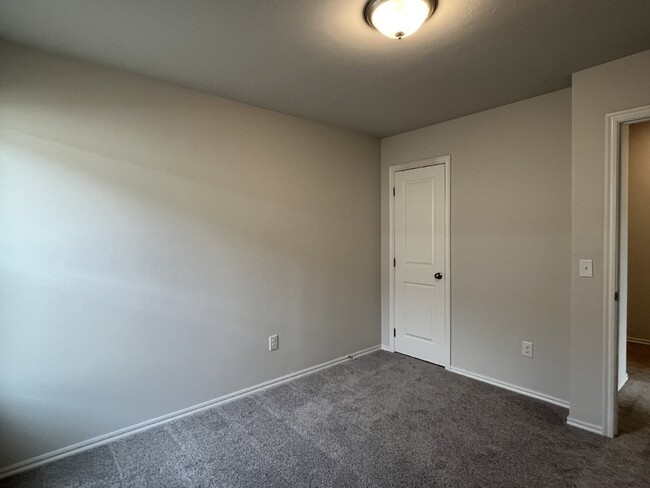Foto del edificio - "ROOMMATE Wanted"