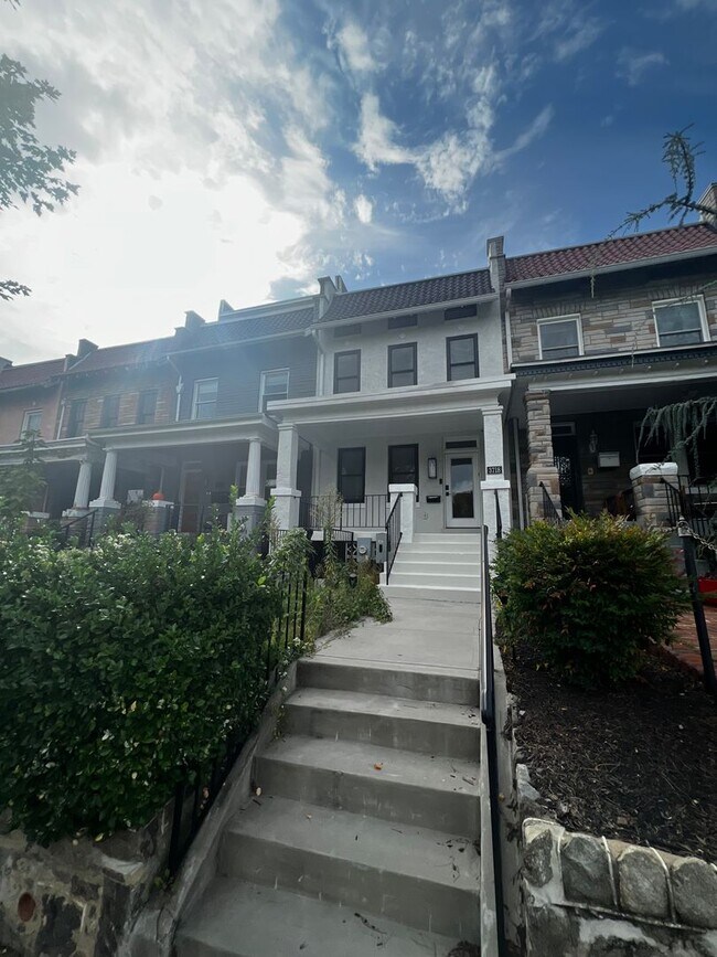 Foto del edificio - Lavish 5 BR/4 BA Townhome in Petworth!