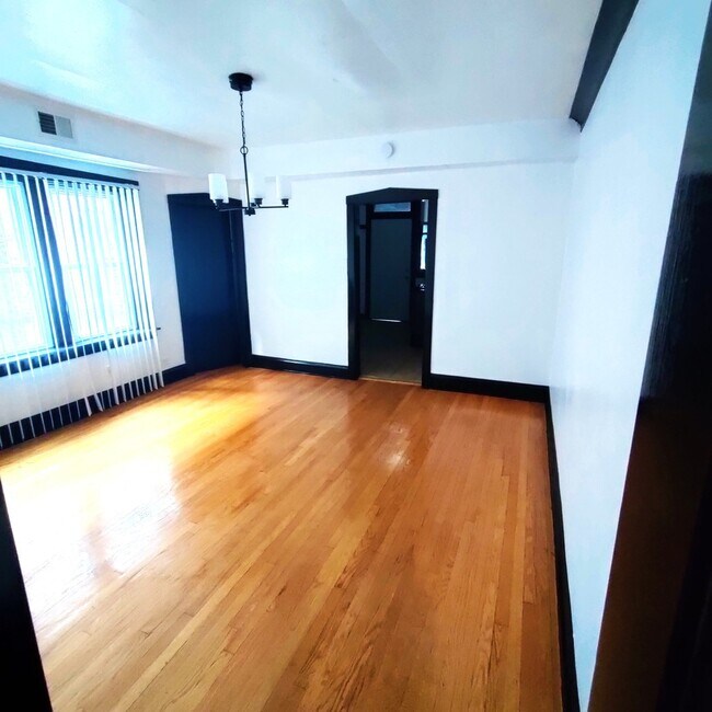 Foto del edificio - 7746 S Jeffery Blvd