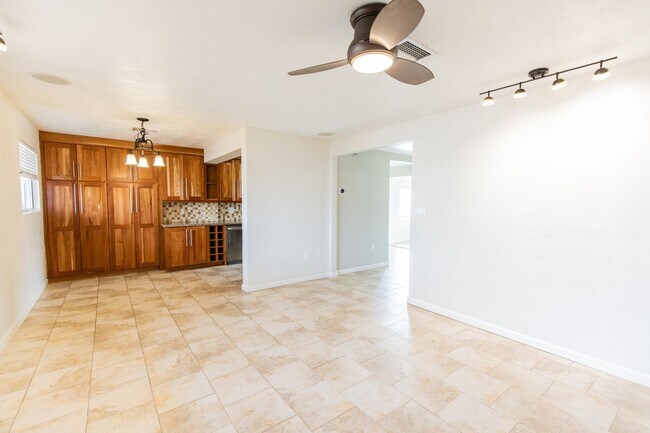 Building Photo - Beautiful 5 bedroom 3 bathroom home + den ...