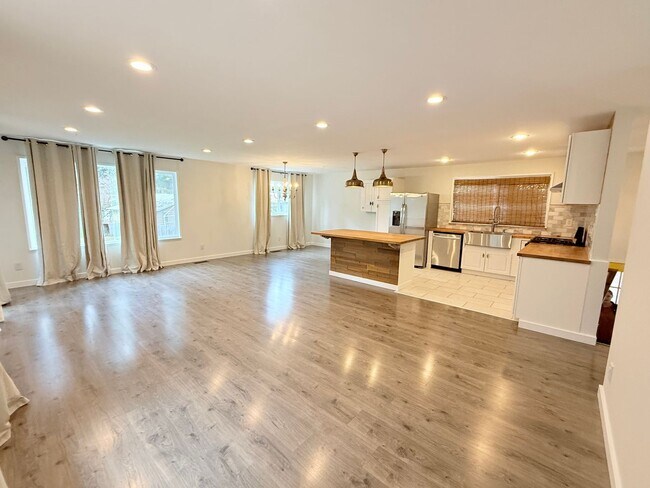 Foto del edificio - Waterfront living in Rocky Point.