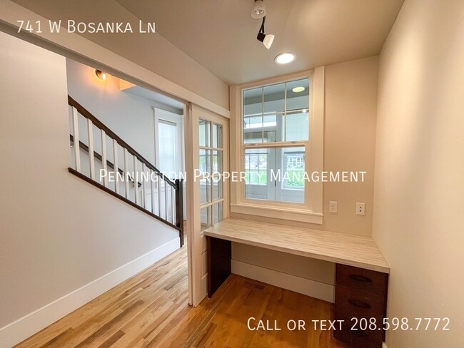 Foto del edificio - 741 W Bosanka Ln