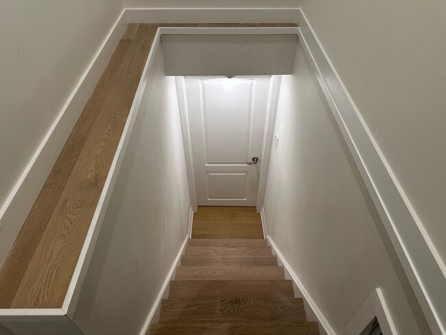 Building Photo - Beautifully Re-Modelled Basement Apartment