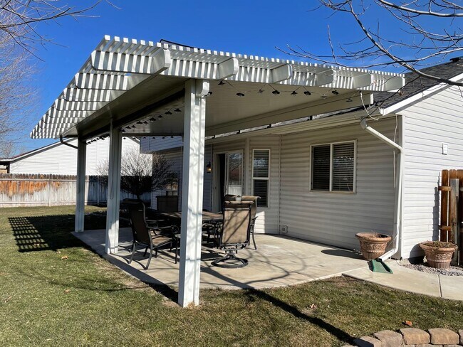 Foto del edificio - Beautiful Home on Corner Lot- well kept pr...
