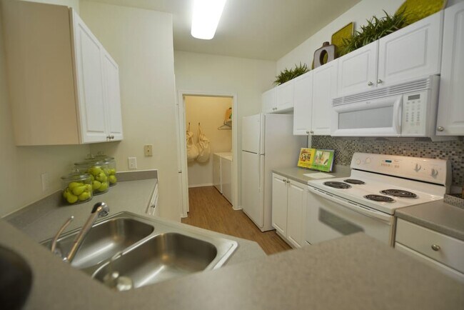 Foto del edificio - Prime 2-Bedroom Rentals: Modern Luxury in ...