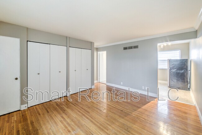 Foto del edificio - 7848 Big Bend Blvd
