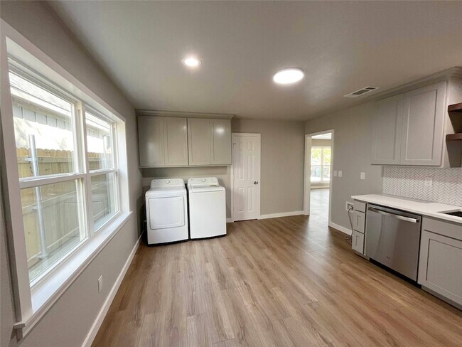 Foto del edificio - 3705 N Elm St