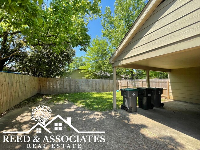 Building Photo - Updated Duplex Located on Mendenhall Road!