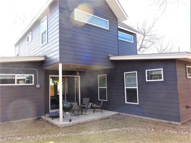 Building Photo - 602 W Odell St