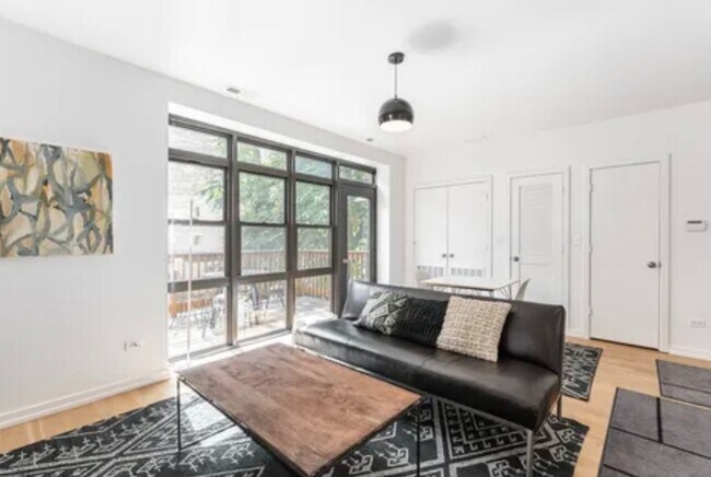 Building Photo - Gorgeous 2 bed 2 bath in the Uptown area