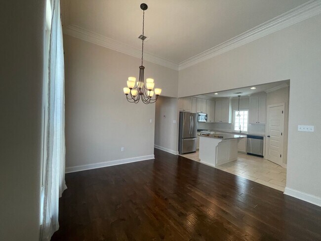 Foto del edificio - 3 Bedroom House off Nicholson with Community Pool