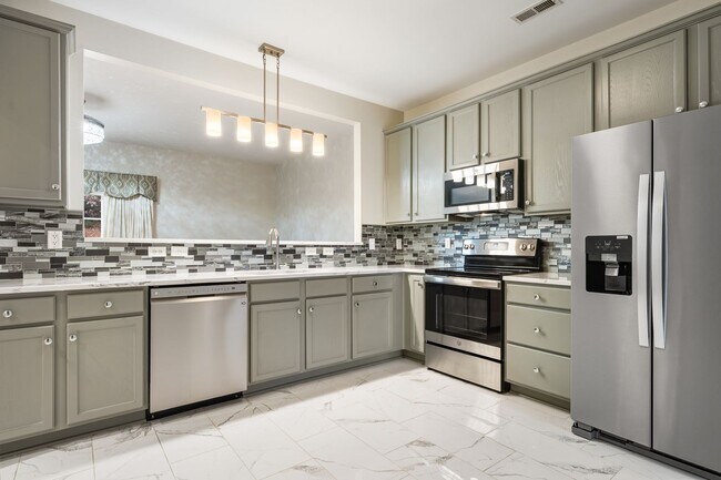 Foto del edificio - Thoughtfully designed 3 bedroom, 2.5 bath townhome with fenced yard