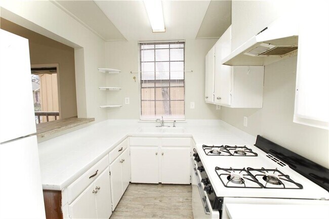 Building Photo - 1612 W 10th St