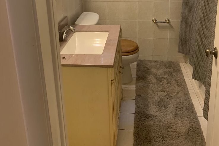 Baño - 6148 N McVicker Ave