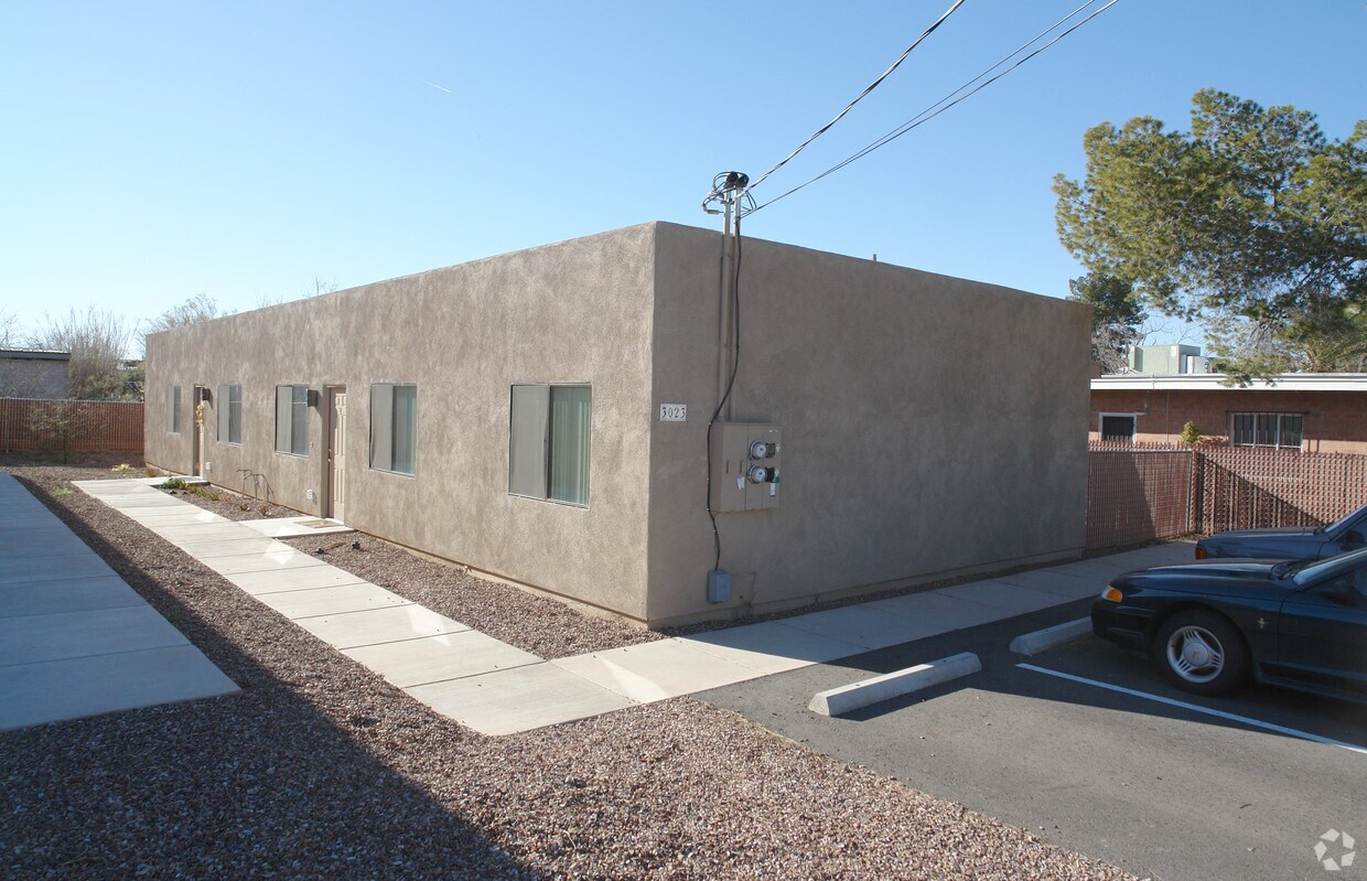 Foto del edificio - 3011-3023 N Sycamore Ave