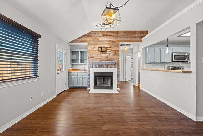 Building Photo - 820 Mica Ln