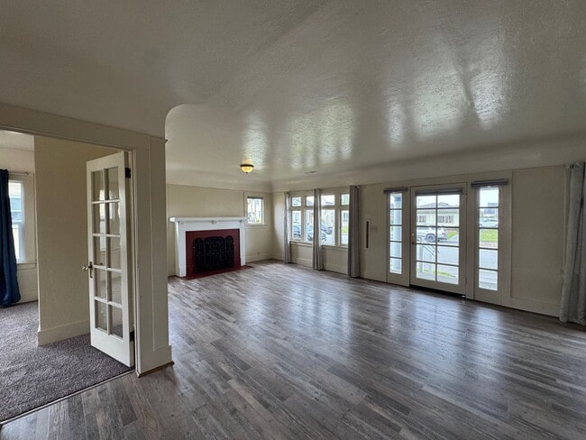 Building Photo - Henderson Center! 2 /1 in the heart of Hen...