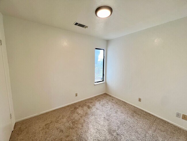 Building Photo - Beautiful 3 Bed 2 Bath in Clovis!