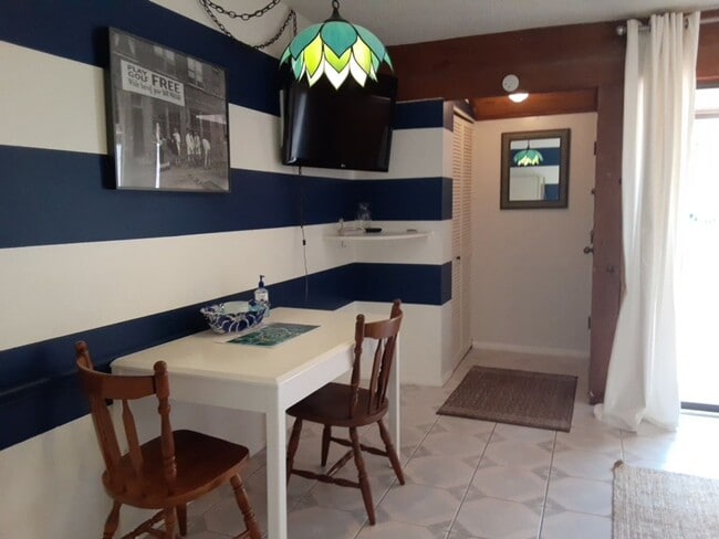 Building Photo - Annual turnkey furnished 1/1 ground floor ...