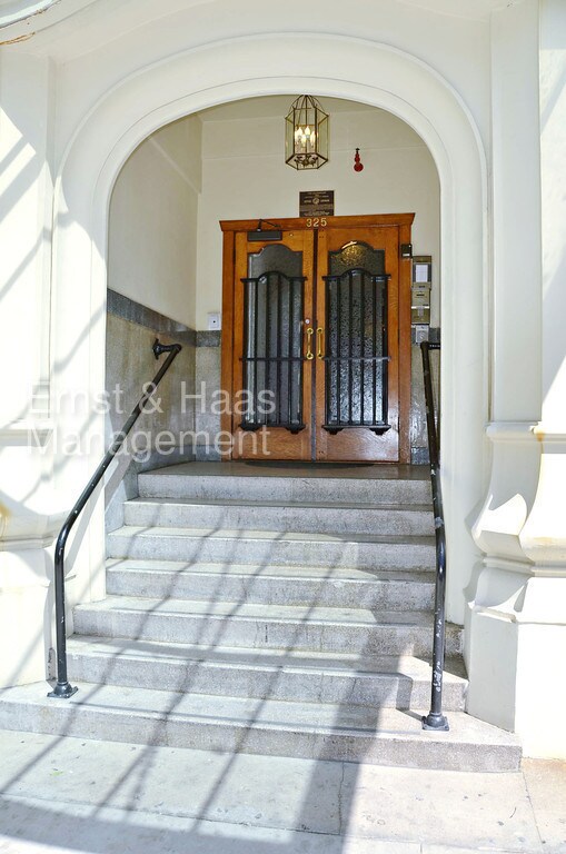 Foto del edificio - 325 W 3rd St