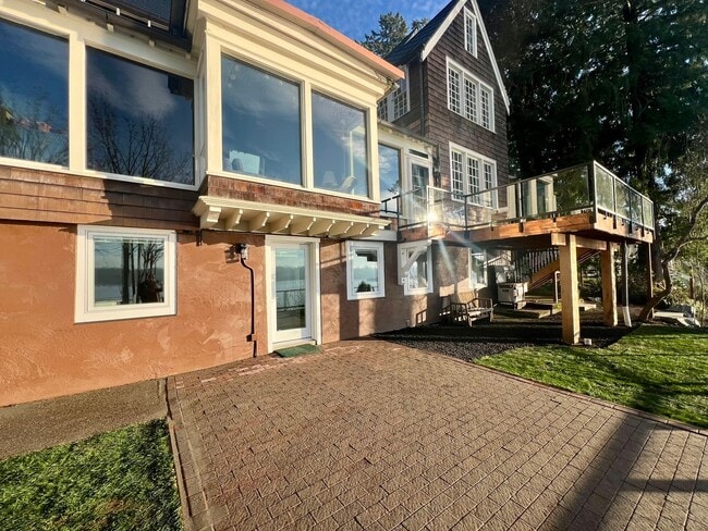 Building Photo - Private Waterfront Apartment