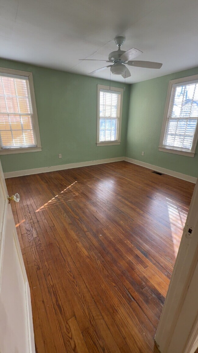 Building Photo - Belhaven apartment for $1135 with washer/ dryer and water included!!