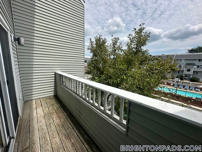 Building Photo - 154 N Beacon St