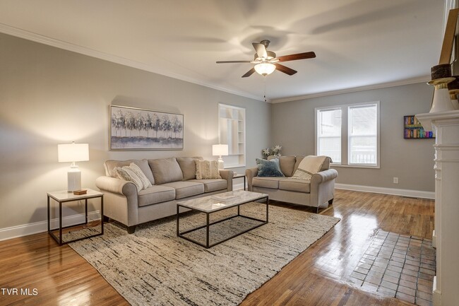 Living Room - 2802 W Walnut St