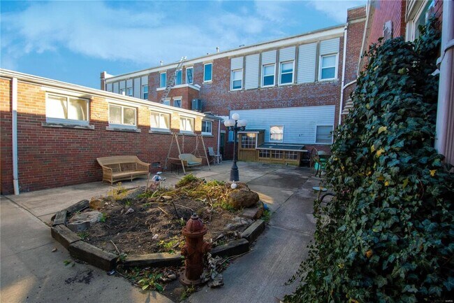 Un patio único para reunirse con amigos y vecinos. - 326 E Central St