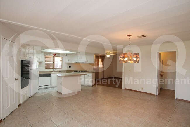 Foto del edificio - 8935 E Fairway Blvd