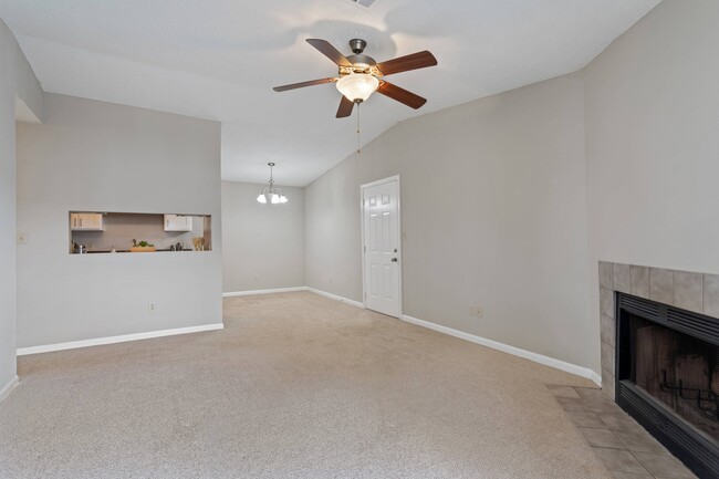 Sala de estar amplia con ventilador de techo - Villages at Spring Hill Apartments