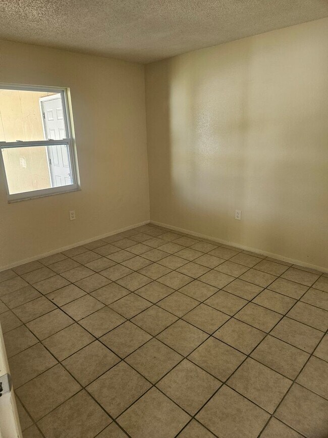 Foto del edificio - 2/2 DUPLEX  WITH CARPORT