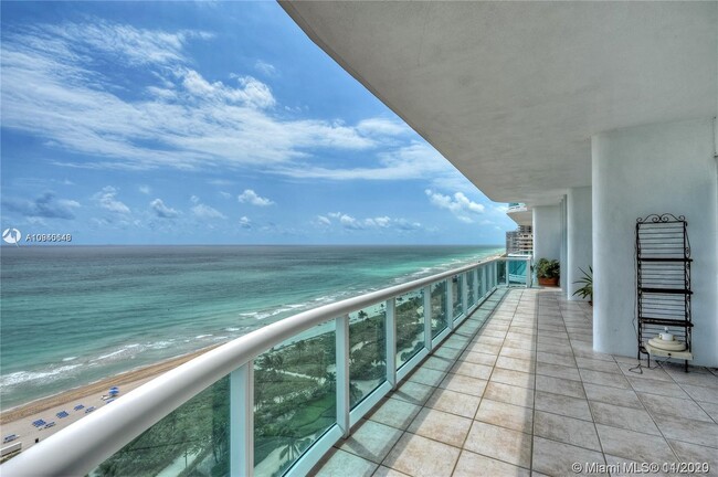 Building Photo - 10101 Collins Ave
