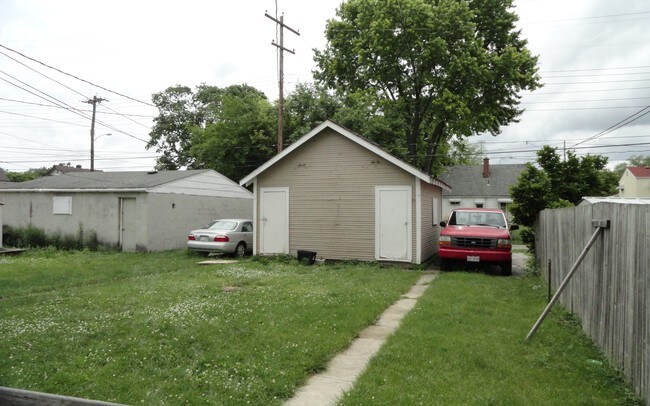 Garage & Parking - 183 S Harris Ave