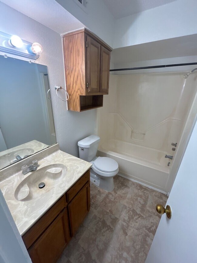 Building Photo - 5510 Brookview Ct