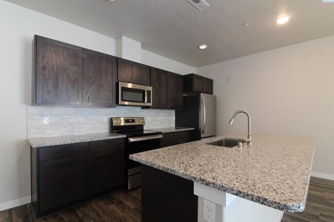 Foto del edificio - 3 bed, 2.5 bath townhome in Kennewick