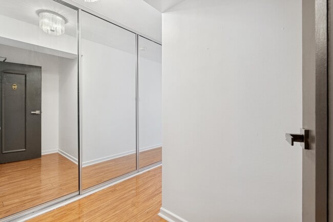 Building Photo - 253 E Delaware Pl