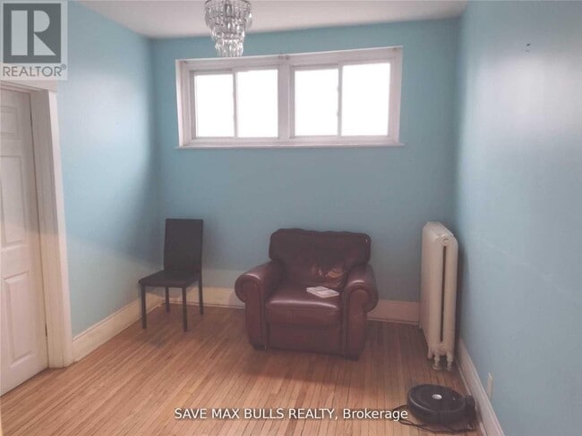 Building Photo - 285 King St W