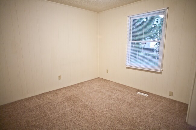 Building Photo - Live downtown in 2 bedroom duplex!