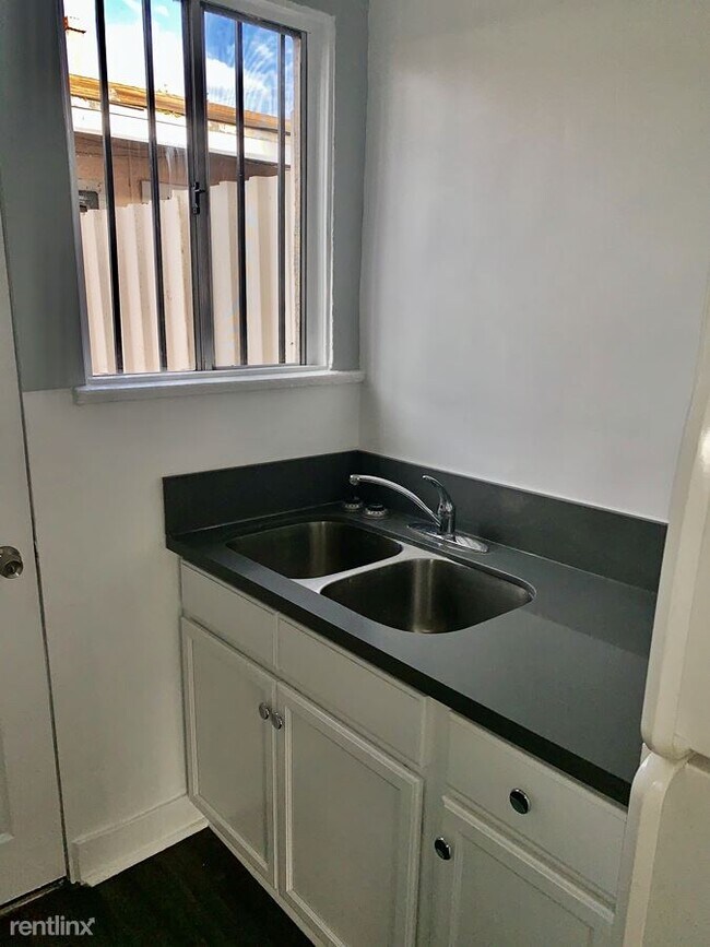 Foto del edificio - 1 br, 1 bath  - 1241 1/4 E 64th St