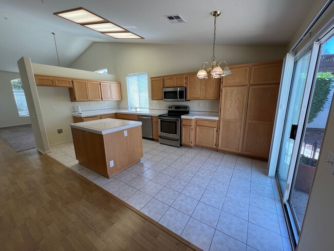 Building Photo - Charming Single Story Family Home in Desir...