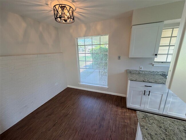 Foto del edificio - 8520 Woodstone Dr